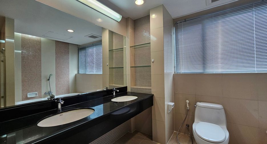For rent 3 bedrooms condo in Khlong Toei, Bangkok