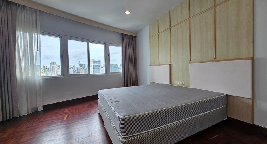 For rent 3 bedrooms condo in Khlong Toei, Bangkok