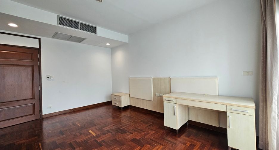 For rent 3 bedrooms condo in Khlong Toei, Bangkok
