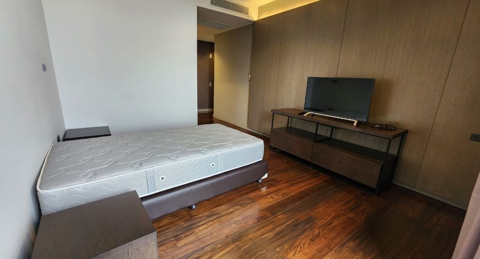 For rent 3 bedrooms condo in Khlong Toei, Bangkok