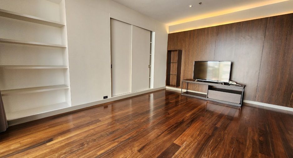 For rent 3 bedrooms condo in Khlong Toei, Bangkok