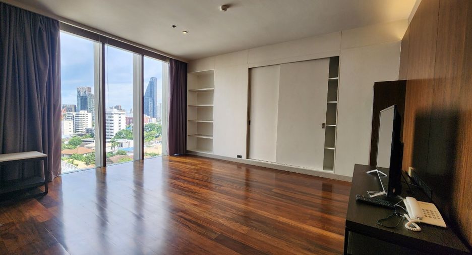 For rent 3 bedrooms condo in Khlong Toei, Bangkok