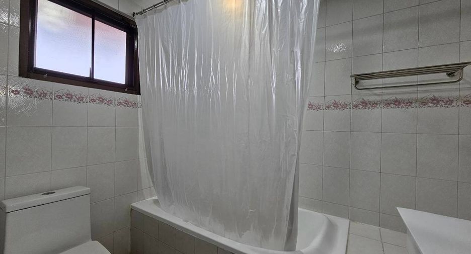 For rent 3 bedrooms condo in Watthana, Bangkok