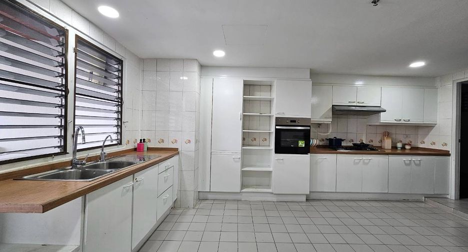 For rent 3 bedrooms condo in Watthana, Bangkok