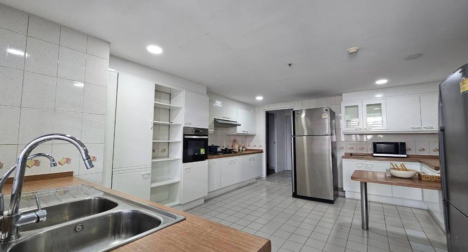For rent 3 bedrooms condo in Watthana, Bangkok