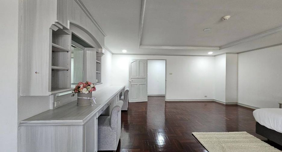 For rent 3 bedrooms condo in Watthana, Bangkok