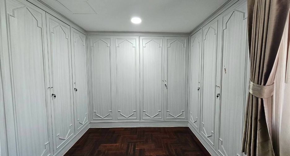 For rent 3 bedrooms condo in Watthana, Bangkok