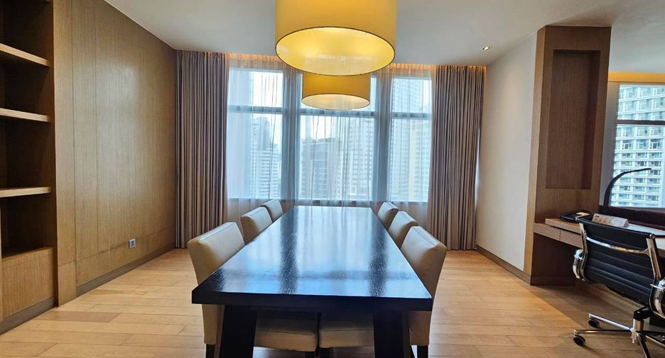 For rent 3 bedrooms condo in Khlong Toei, Bangkok