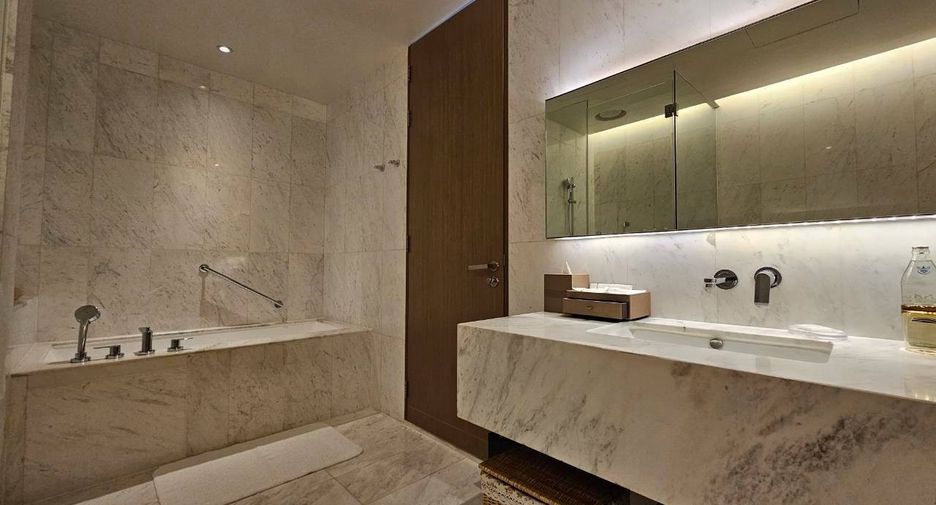 For rent 3 bedrooms condo in Khlong Toei, Bangkok