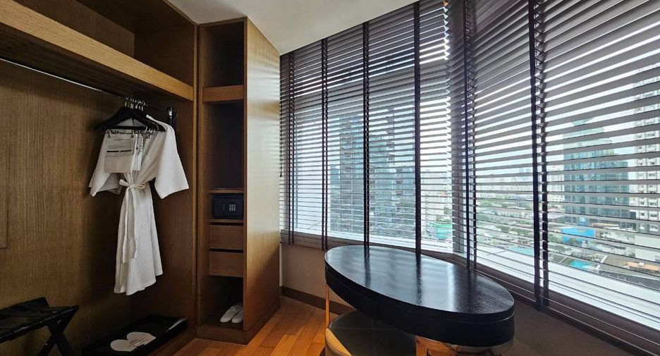 For rent 3 bedrooms condo in Khlong Toei, Bangkok