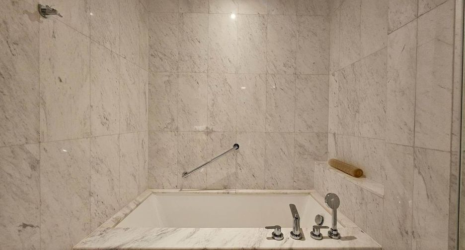 For rent 3 bedrooms condo in Khlong Toei, Bangkok