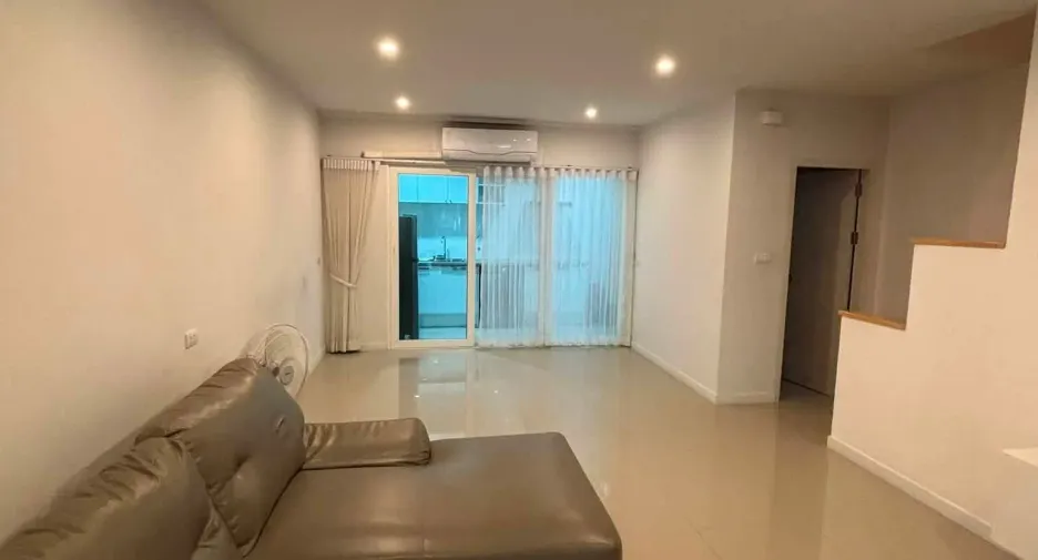 Reihenhaus zur Miete mit 3 Zimmer in Bang Lamung, Chonburi