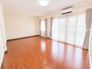 Casa adosada en venta de 4 habitaciones en Min Buri, Bangkok