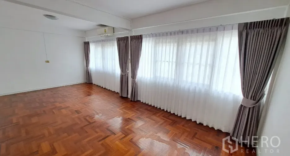 Casa adosada en alquiler de 5 habitaciones en Watthana, Bangkok