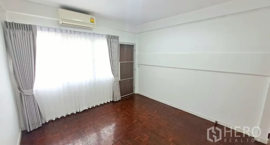 Casa adosada en alquiler de 5 habitaciones en Watthana, Bangkok