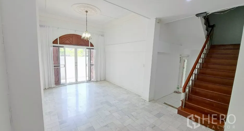 Casa adosada en alquiler de 5 habitaciones en Watthana, Bangkok