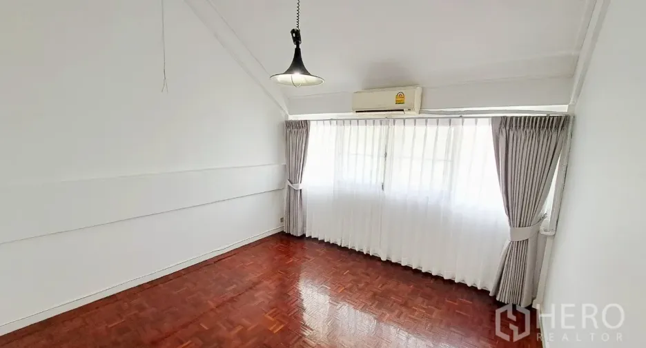 Casa adosada en alquiler de 5 habitaciones en Watthana, Bangkok
