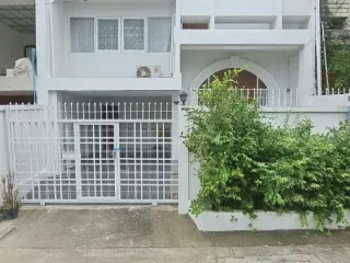 Casa adosada en alquiler de 5 habitaciones en Watthana, Bangkok