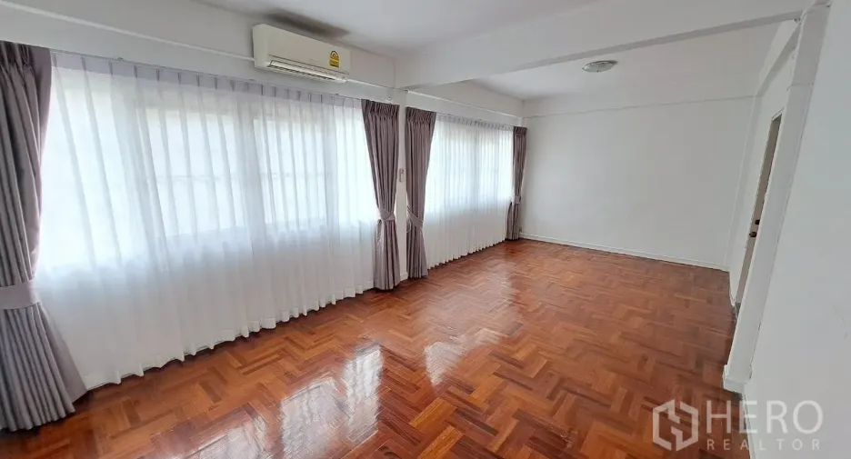 Casa adosada en alquiler de 5 habitaciones en Watthana, Bangkok
