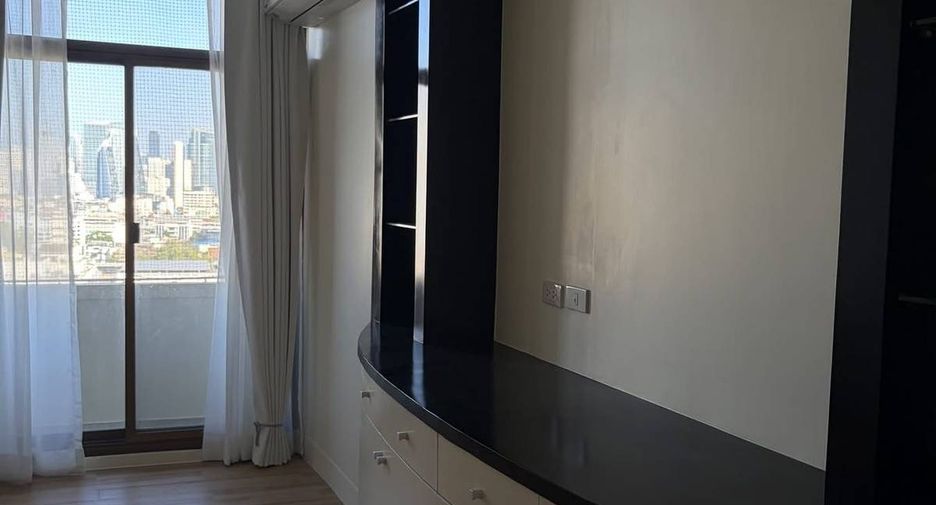 For rent 3 bedrooms condo in Bang Rak, Bangkok