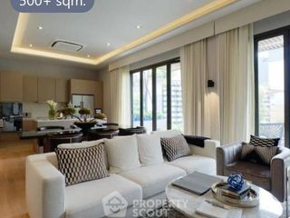 For rent 4 bedrooms house in Watthana, Bangkok