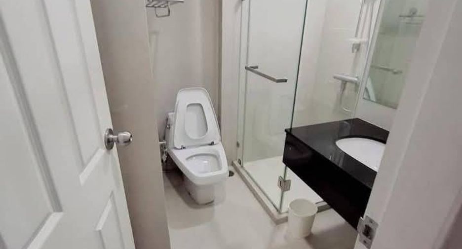 For rent 3 bedrooms condo in Huai Khwang, Bangkok