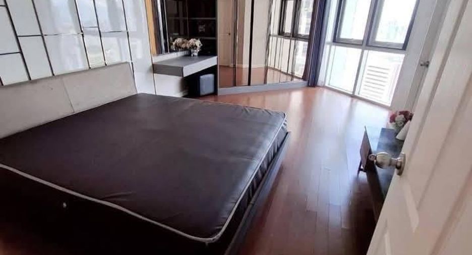 For rent 3 bedrooms condo in Huai Khwang, Bangkok