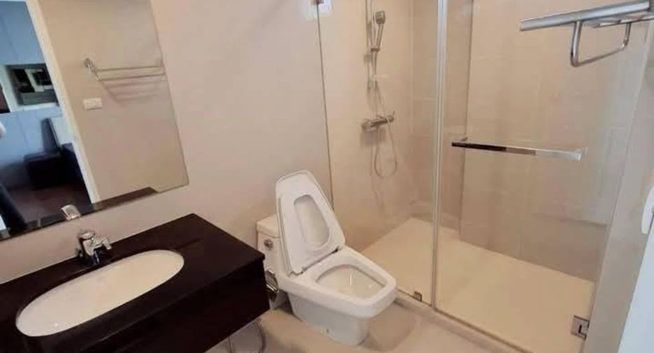 For rent 3 bedrooms condo in Huai Khwang, Bangkok