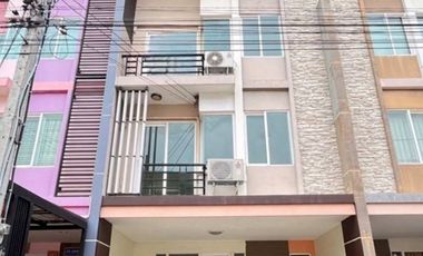 For sale 5 bedrooms townhouse in Saphan Sung, Bangkok