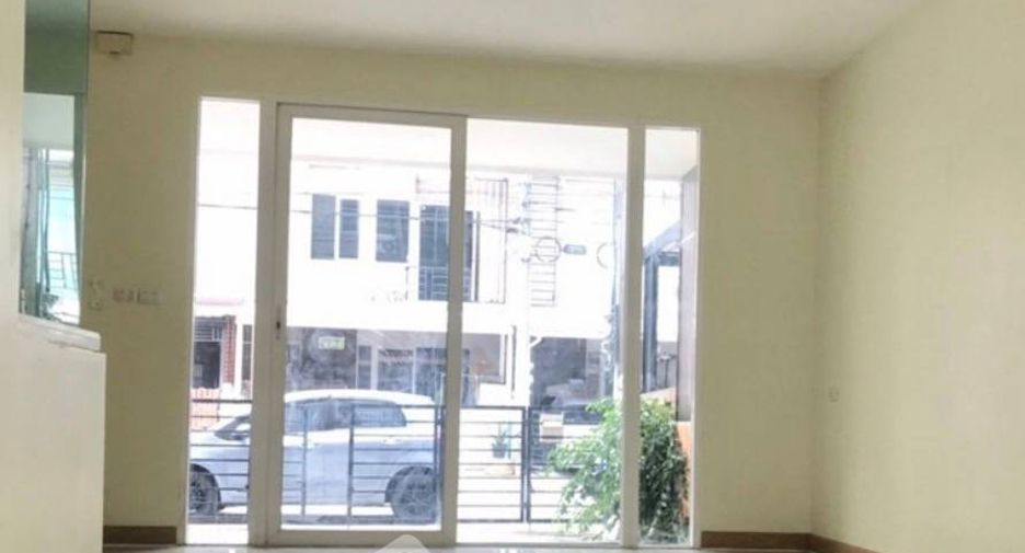 For sale 5 bedrooms townhouse in Saphan Sung, Bangkok