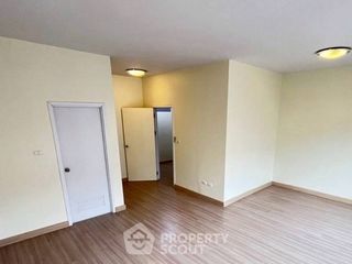 Reihenhaus zum Kauf mit 5 Zimmer in Saphan Sung, Bangkok