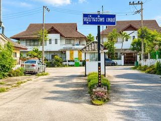 À vendre 2 chambres maison de ville à Bang Lamung, Chonburi