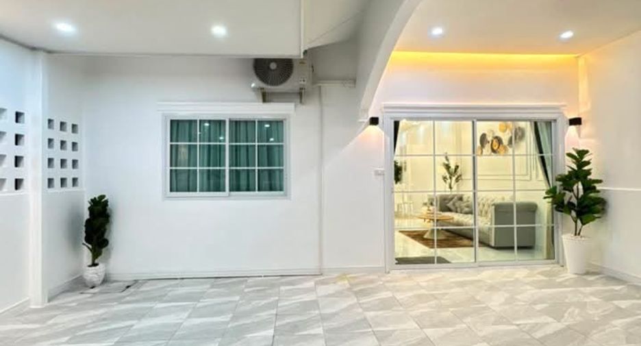 À vendre 2 chambres maison de ville à Bang Lamung, Chonburi