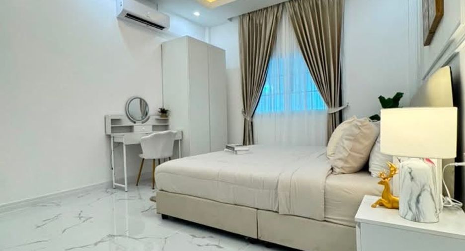 À vendre 2 chambres maison de ville à Bang Lamung, Chonburi