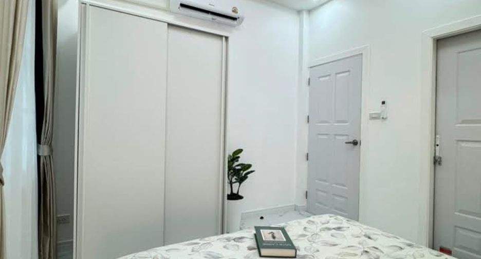 À vendre 2 chambres maison de ville à Bang Lamung, Chonburi