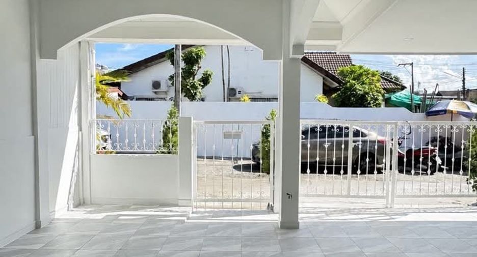 À vendre 2 chambres maison de ville à Bang Lamung, Chonburi