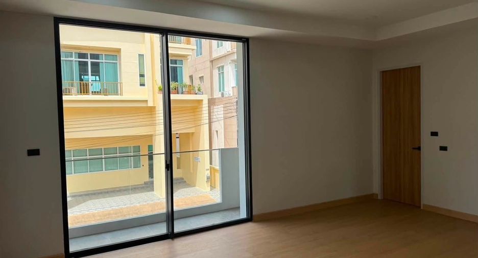 À vendre 4 chambres maison de ville à Lat Krabang, Bangkok