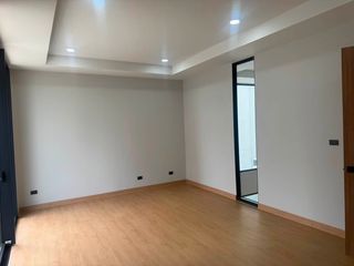 À vendre 4 chambres maison de ville à Lat Krabang, Bangkok