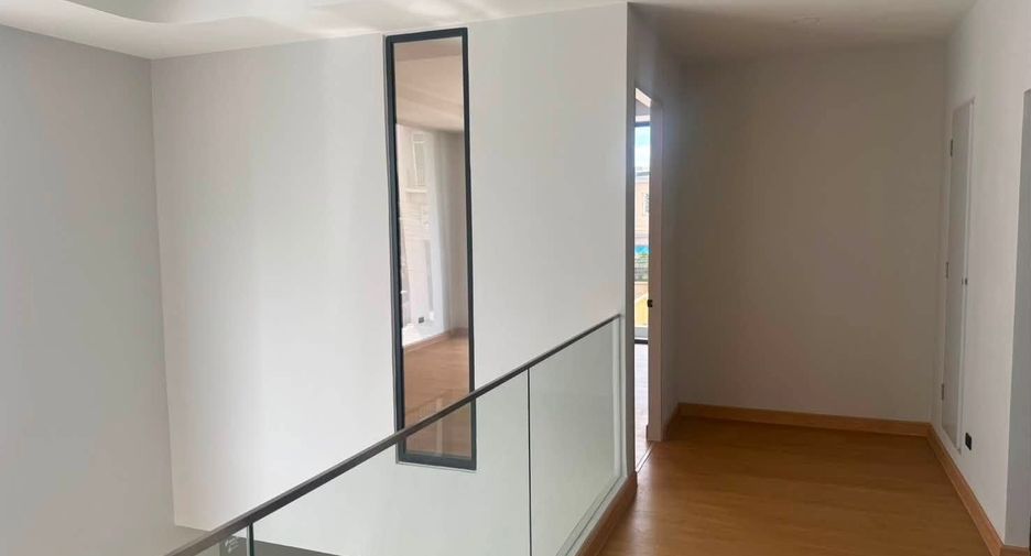 À vendre 4 chambres maison de ville à Lat Krabang, Bangkok