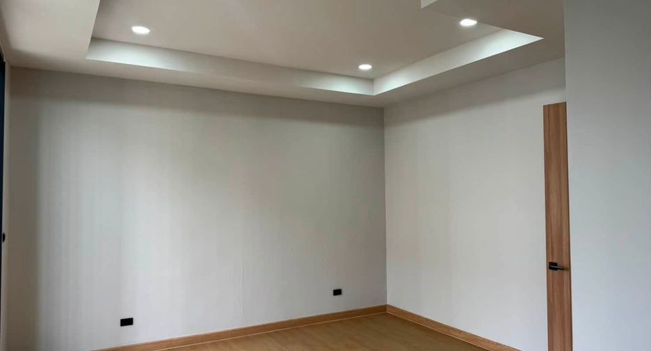 À vendre 4 chambres maison de ville à Lat Krabang, Bangkok
