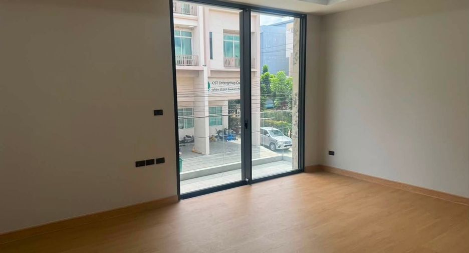 À vendre 4 chambres maison de ville à Lat Krabang, Bangkok