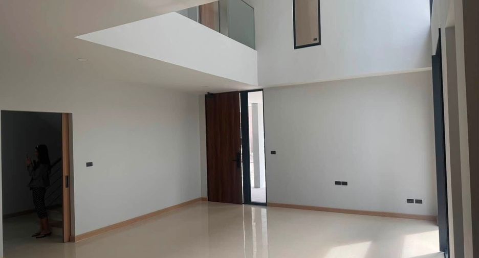 À vendre 4 chambres maison de ville à Lat Krabang, Bangkok