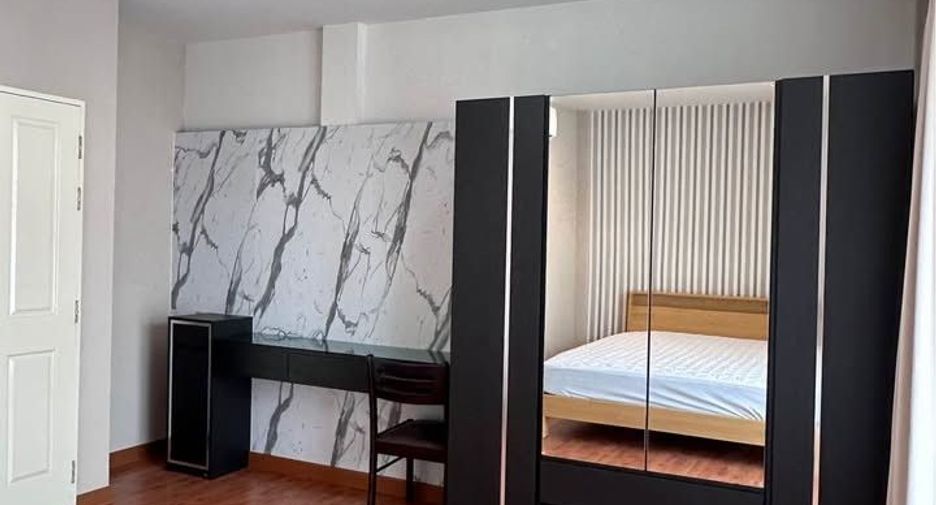 For rent 3 bedrooms townhouse in Lat Krabang, Bangkok