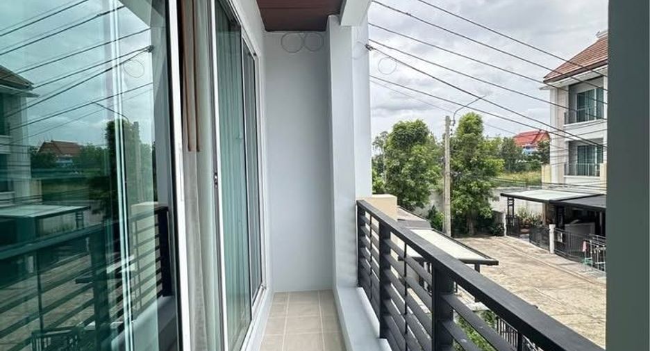 For rent 3 bedrooms townhouse in Lat Krabang, Bangkok