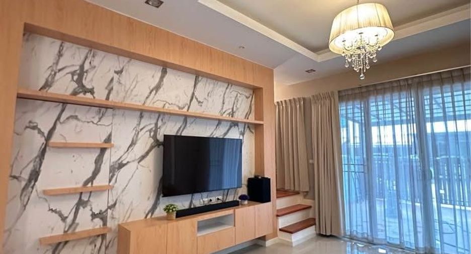 For rent 3 bedrooms townhouse in Lat Krabang, Bangkok