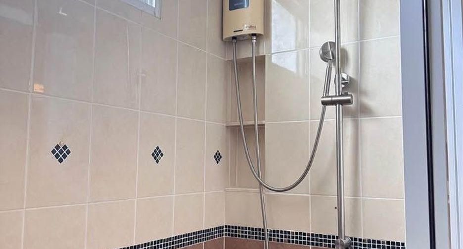 For rent 3 bedrooms townhouse in Lat Krabang, Bangkok