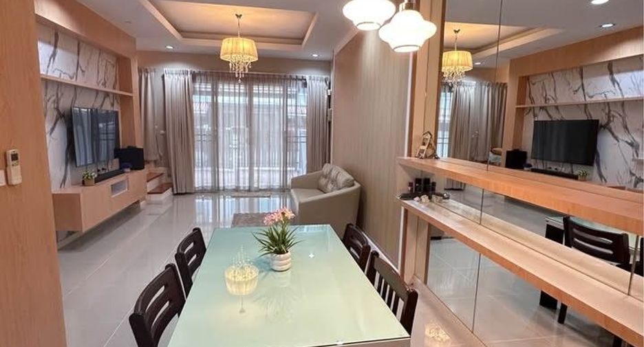 For rent 3 bedrooms townhouse in Lat Krabang, Bangkok
