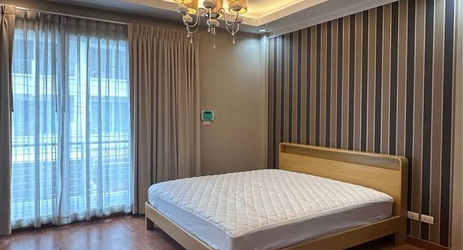 For rent 3 bedrooms townhouse in Lat Krabang, Bangkok