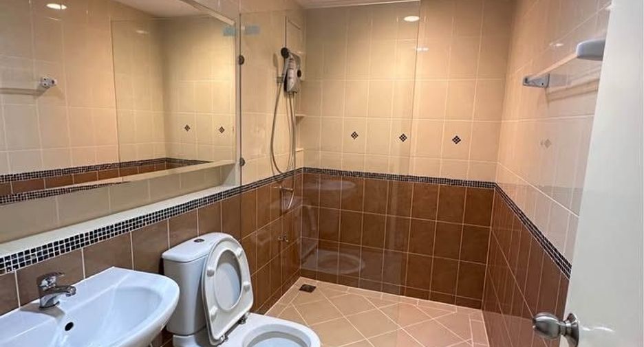 For rent 3 bedrooms townhouse in Lat Krabang, Bangkok