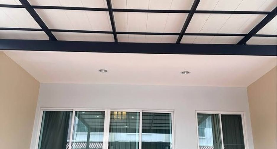 For rent 3 bedrooms townhouse in Lat Krabang, Bangkok